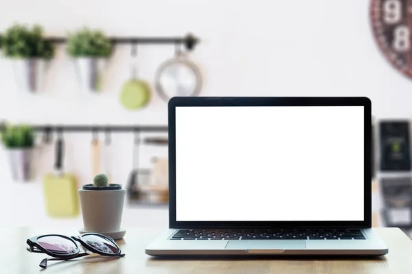 Modern bilgisayar, laptop ile masada boş ekran görüntü modu
