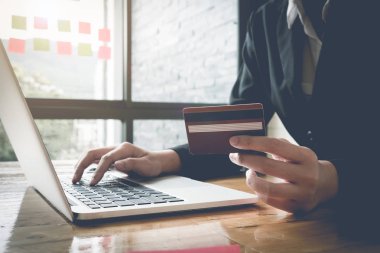 Online ödeme, kredi kartı holding iş kadının eller ve 
