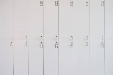 spor salonunda kırmızı dolap üzerinde kapat