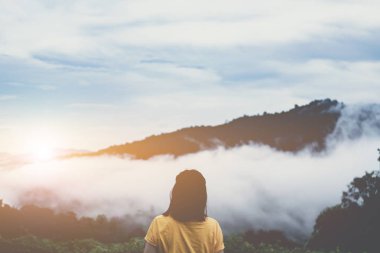 Özgürlük Gezgin bulut ile güzel bir doğanın keyfini ayakta