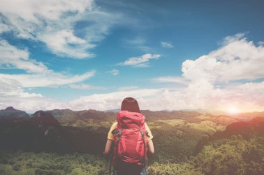 Dağ Manzaralı ve beau zevk sırt çantası ile yenilikçi genç kız