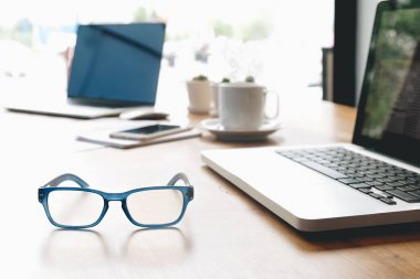 Ofis büro dizüstü, gözlük ve diğer öğeleri ile yan