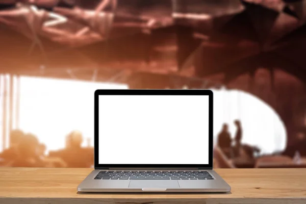 Laptop mit leerem Bildschirm auf dem Tisch. Kaffeehaus verschwommener Hintergrund — Stockfoto