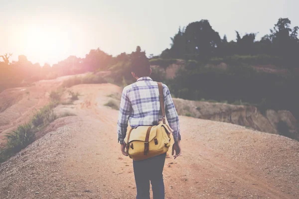 Hipster Mountain ile yürüyüş zevk sırt çantası ile güzel günbatımı, vintage sesi