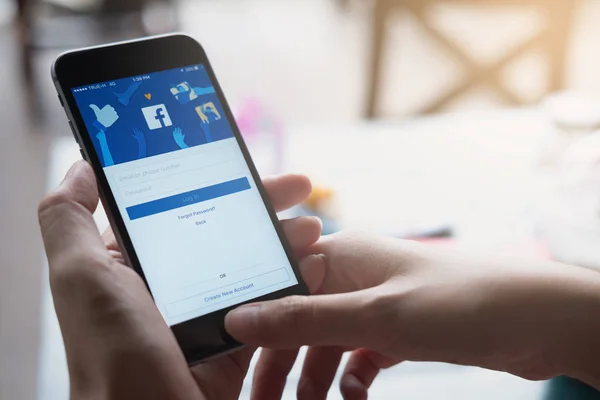 Chiang Mai, Tayland - 30 Temmuz 2017: Yeni oturum açma ekran Facebook simgeleri Apple iphone. dünyanın en büyük ve en popüler sosyal ağ sitesi.