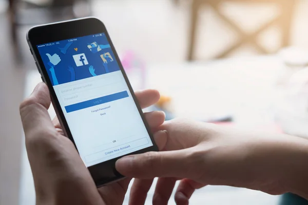 チェンマイ、タイ - 2017 年 7 月 30 日: アップルの iphone に新しいログインの画面 Facebook のアイコン。世界で最大かつ最も人気のソーシャルネットワー キング サイト. — ストック写真
