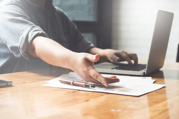 Mujer de negocios consultora de inversión analizando informe financiero anual de la empresa balance de estado de trabajo con gráficos de documentos. Cuadro conceptual de la economía, el mercado, la oficina, el dinero y los impuestos . —  Fotos de Stock