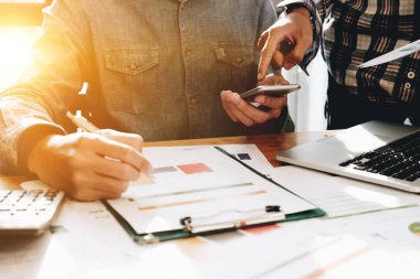 Yeni başlangıç projesi ile çalışma present.professional yatırımcı toplantı iş takım. Finans yöneticileri görev. Sabah ışığında dijital tablet dizüstü bilgisayar tasarımı akıllı telefon