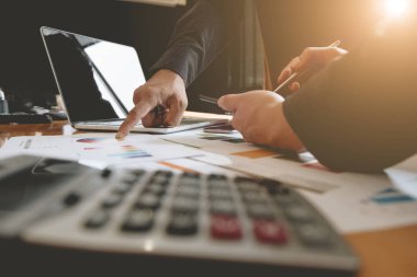 İş kurumsal Çizelgeler ve grafikler başarılı ekip çalışması kavramı çalışma sonuçlar tartışırken adamları