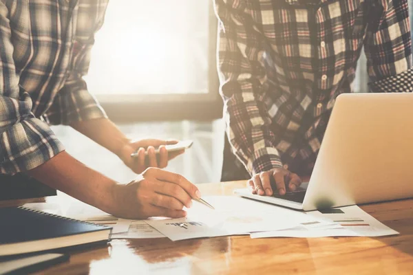 Yeni başlangıç projesi ile çalışma present.professional yatırımcı toplantı iş takım. Finans yöneticileri görev. Sabah ışığında dijital tablet dizüstü bilgisayar tasarımı akıllı telefon