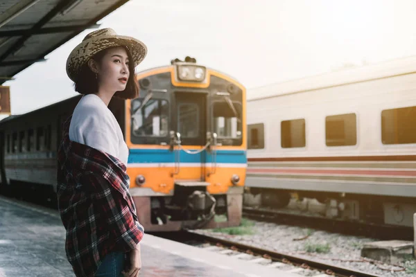 Jolie Femme Qui Attend Train Gare Pour Voyager Été Concept — Photo