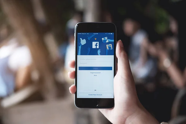 CHIANG MAI, THAILANDIA - 30 LUGLIO 2017: Nuove icone Facebook dello schermo di login su Apple iPhone. più grande e popolare sito di social networking nel mondo . — Foto Stock