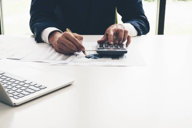 Office hesap makinesiyle grafiği raporda analiz işadamı