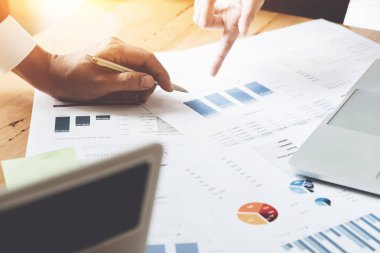 Çizelgeler ve grafikler onların başarılı takım çalışması, iş takım kavramı sonuçlar tartışırken iş adamları