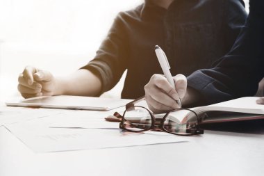 Ofiste, iş ofis kavramı planlama stratejisi analiz için toplantı sırasında dijital tablet ile çalışma iş adamları yukarı kapatın