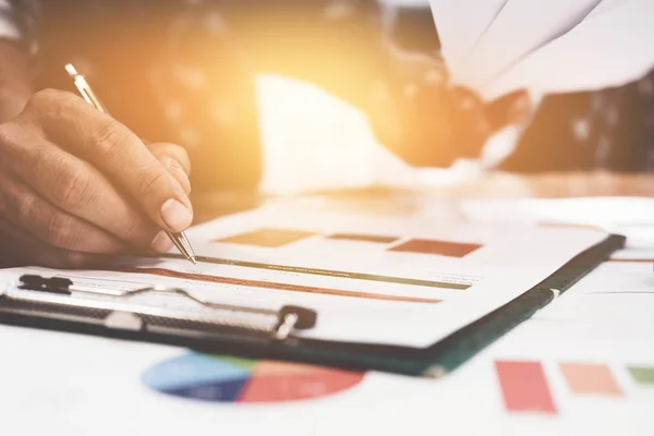 Groep Mensen Wijzen Pen Grafieken Grafiek Analyseren Van Gegevens Erachter — Stockfoto