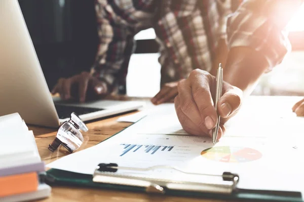 Takım iş analiz kar ciro veri raporu ve dizüstü bilgisayar kullanarak. Yakın çekim. İş analizi ve strateji kavramı.