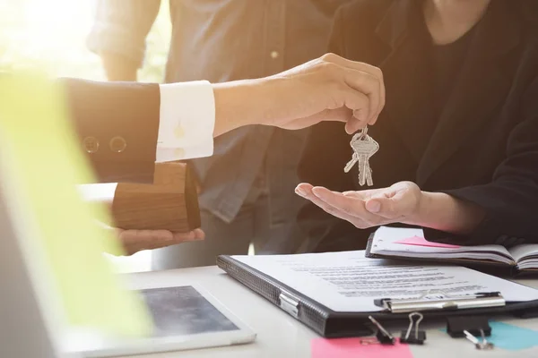 Emlakçı office çift ve işareti sözleşmede evin anahtarları veren