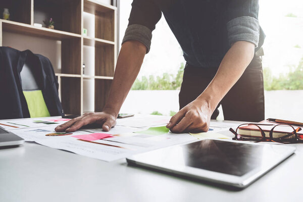 Анализ стратегии планирования азиатского молодого бизнесмена на рабочем месте в его офисе, Концепция бизнеса
