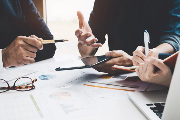 Groep van zakenmensen druk met het bespreken van financiële zaken tijdens de vergadering. Bijeenkomst van de bedrijfsorganisatie — Stockfoto