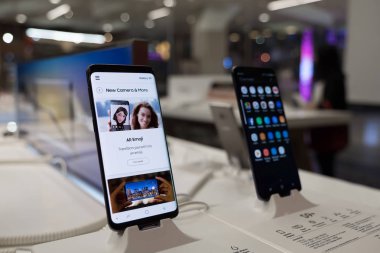 Chiang Mai, Tayland - 1 Mar 2018: Newely denize indirmek Samsung Galaxy S9 ve S9 artı Smartphone Ar Emoji işlevi ile görüntülenir.