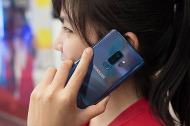 Chiang Mai, Tayland - 1 Mar 2018: A kadın konuşmak Smartphone Samsung Galaxy S9 Plus ile mercan mavi yeni renk ile.