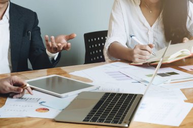 İş takım toplantıda bir ofis, avukat veya avukat tartışırken bir belge veya sözleşme anlaşması, iş ekip çalışması kavramı