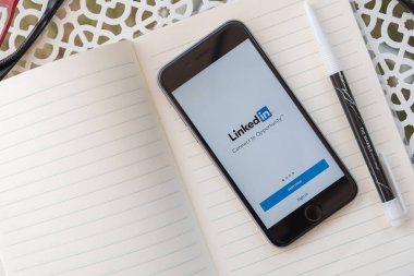 Chiangmai, Tayland - 07 Ocak 2018: LinkedIn app. LinkedIn profesyonel meslekler insanlar için bir sosyal ağ web sitesi olduğunu.