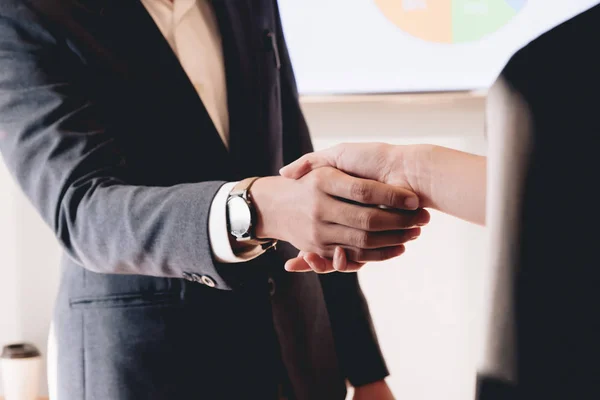 Primer plano de la gente de negocios estrechando la mano, terminando la reunión, etiqueta de negocios, felicitación, fusión y concepto de adquisición —  Fotos de Stock