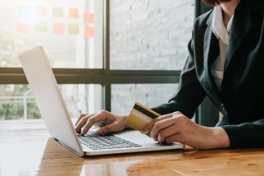 Online ödeme, kredi kartı tutan ve vintage ile online alışveriş için dizüstü bilgisayar kullanan iş kadının elleri sesi filtre.