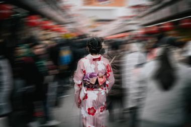 Sensoji Tapınağı Asakusa Tokyo, Japonya'da arasında geleneksel Japon kimono giymiş güzel Asyalı kız.