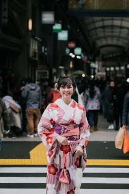 Asakusa Tokyo, Japonya'nın geleneksel Japon kimono giymiş güzel Asyalı kız.