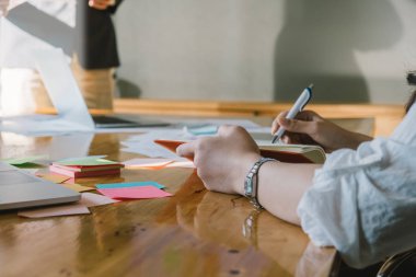 Konu kitaplar ders kitaplarında Doğum tartışırken öğrencilerin yakın çekim