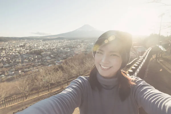 일몰에 산 후 지 배경 selfie 사진 만드는 매력적인 아시아 여자의 초상화 — 스톡 사진