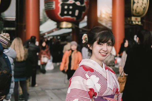 Attractive asian woman wearing kimono at Sensoji Asakusa Temple, — Stock Photo, Image