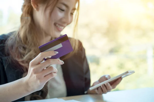 アジアの女性のオンライン クレジット カード ショッピングでスマート フォンを使用して — ストック写真