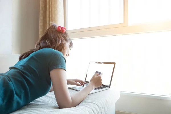 Mulher bonita feliz fazendo compras on-line em casa com crédito — Fotografia de Stock