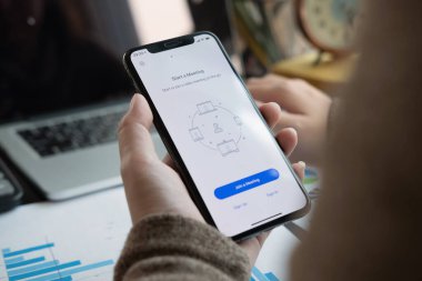 CHIANG MAI, THAILAND - 11 APR 2020: Zoom uygulamasının sosyal platformunu internet toplantıları, uzak işçiler veya çevrimiçi eğitim için indiren ev çalışanı