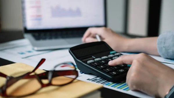 Bedrijfsvrouw Calculator Laptop Voor Het Berekenen Van Financiën Belastingen Boekhouding — Stockfoto