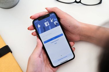 CHIANG MAI, THAILAND - 19 Ocak 2020: Kadın el ele tutuşma iPhone XS 'si Facebook' u yeni giriş ekranı ile kullanmak için. Facebook dünyanın en büyük sosyal ağı ve en popüler sosyal ağ sitesidir..