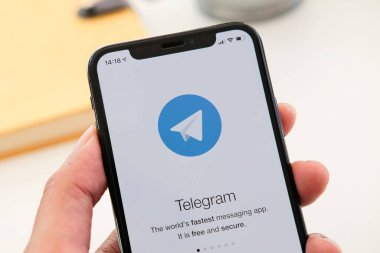 CHIANG MAI, THAILAND JAN 19 2020: Apple iPhone X ekranında telgraf uygulama simgesi. Telgraf uygulaması simgesi. Telegram bir çevrimiçi sosyal medya ağıdır. Sosyal medya uygulaması