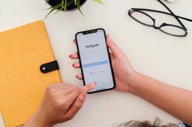 CHIANG MAI, THAILAND - 19 Ocak 2020 Instagram uygulamalı iPhone X 'leri tutan kadın. Instagram en büyük ve en popüler sosyal ağdır..