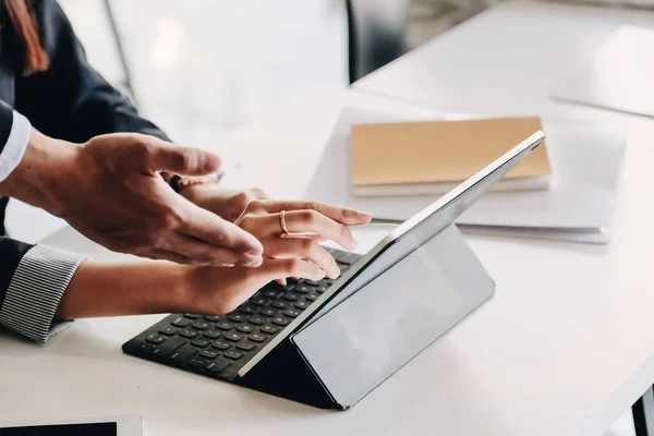 Dos Equipos Negocios Discutiendo Nuevos Datos Del Gráfico Financiero Del — Foto de Stock