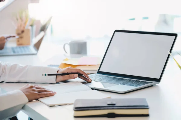 Close Business Woman Using Laptop Computer Making Note Notepad Modern — Stock Photo, Image