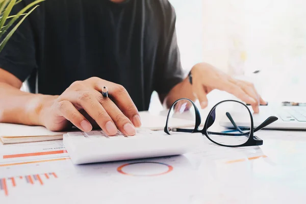 Close Hombre Negocios Que Utiliza Calculadora Ordenador Portátil Para Hacer — Foto de Stock