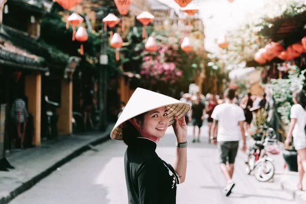 在越南海安市海安村 戴着越南帽或非拉帽的漂亮姑娘和观光客 — 图库照片