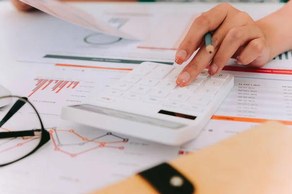 Close-up Boekhouders maken gebruik van calculator analyse financieel uit de jaarrekening rapporten — Stockfoto
