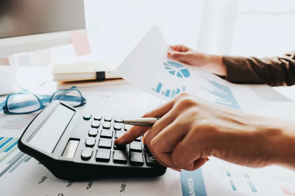 Zakenman Boekhouding Tellen met calculator en financieel document rapport thuis — Stockfoto