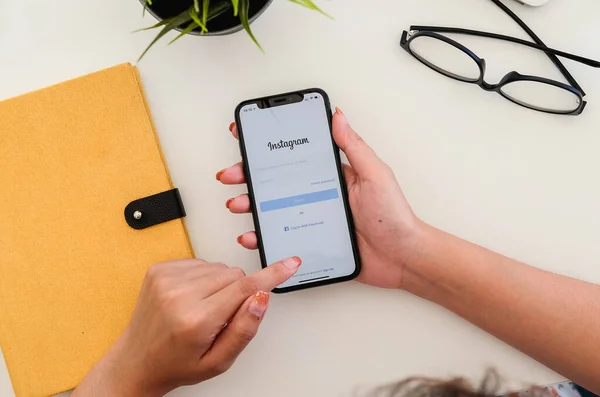 ЧАН МАЙ, ТАЙЛАНД - 19 ЯН 2020: Женщина держит iphone xs с приложением Instagram . — стоковое фото