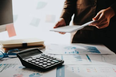 İş adamı analizi. Çalışma masası ve hesap makinesi ile ilgili mali rapor.